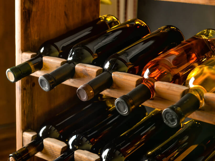 ¿Cómo guardar el vino en  para proteger su colección?